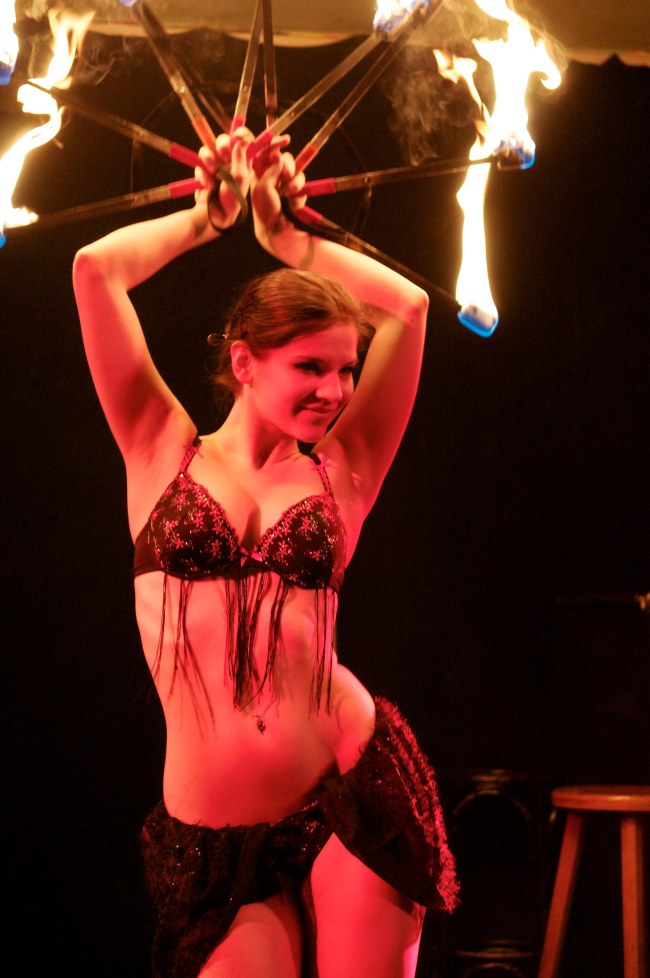 Mascha Seitz tanzt mit Feuerfächern Bauchtanz 